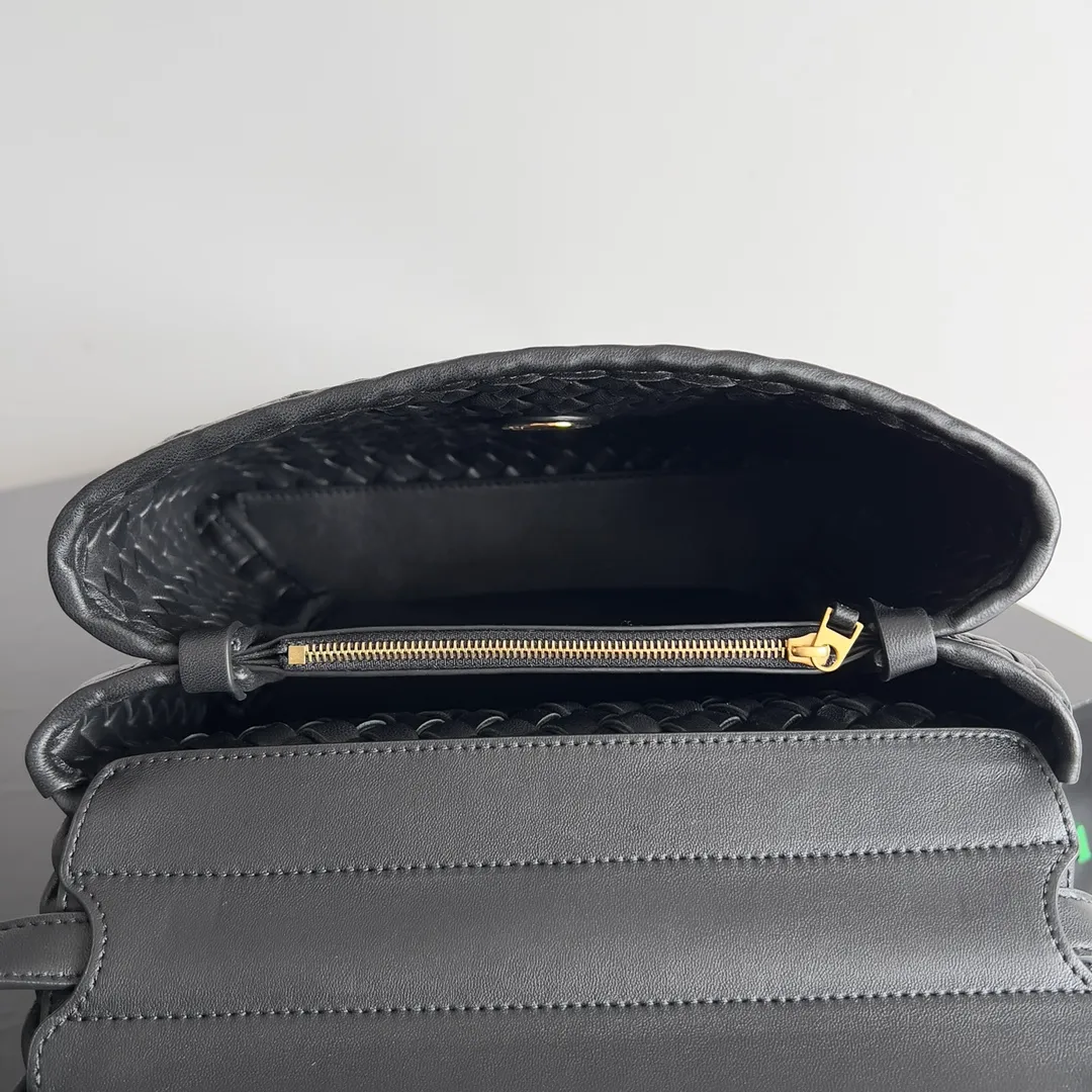 Batch 2320 BV patti bag is full of three-dimensional quilted leather strips. Low-key luxury is often hidden in details and craftsmanship. This bag opens and closes casually, and is simple and elegant overall. It is equipped with a detachable shoulder strap, which can be carried cross-body or carried by hand to match different outfits. The interior is designed with double layers and a small zippered compartment to ensure the safety of private items. No matter the capacity, shape or privacy, it is full of security when you go out. Style number: 776783 Size: 19*26*11cm